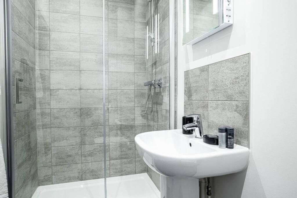 Bayard Apartments City Centre 2 Bedroom Apartment Питерборо Екстериор снимка
